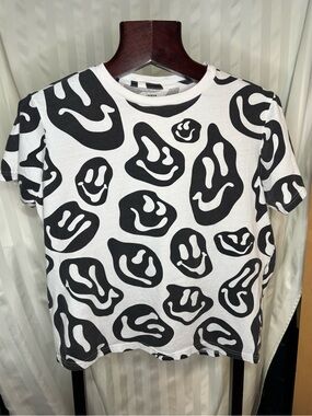 Black & White Graphic Smile Print Tee